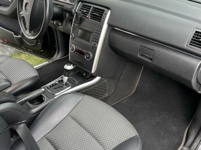 Черный Мерседес 200, объемом двигателя 2 л и пробегом 207 тыс. км за 7000 $, фото 4 на Automoto.ua