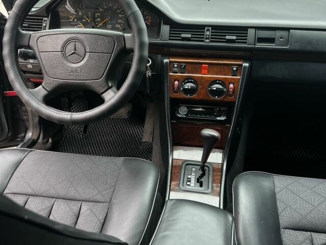 Чорний Мерседес 200, об'ємом двигуна 2 л та пробігом 458 тис. км за 4500 $, фото 4 на Automoto.ua