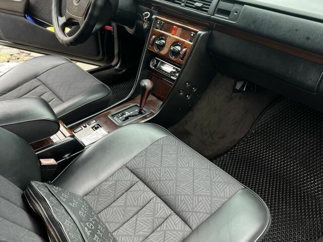 Чорний Мерседес 200, об'ємом двигуна 2 л та пробігом 458 тис. км за 4500 $, фото 5 на Automoto.ua