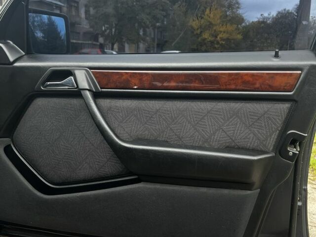 Чорний Мерседес 200, об'ємом двигуна 2 л та пробігом 458 тис. км за 4500 $, фото 7 на Automoto.ua