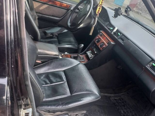 Чорний Мерседес 200, об'ємом двигуна 2 л та пробігом 3 тис. км за 1800 $, фото 9 на Automoto.ua
