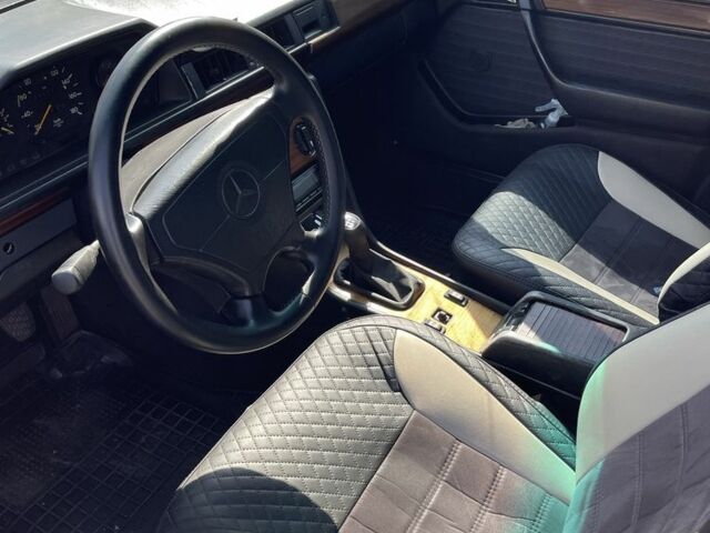 Черный Мерседес 200, объемом двигателя 2 л и пробегом 350 тыс. км за 2000 $, фото 4 на Automoto.ua