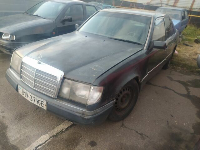 Черный Мерседес 200, объемом двигателя 0 л и пробегом 216 тыс. км за 600 $, фото 1 на Automoto.ua