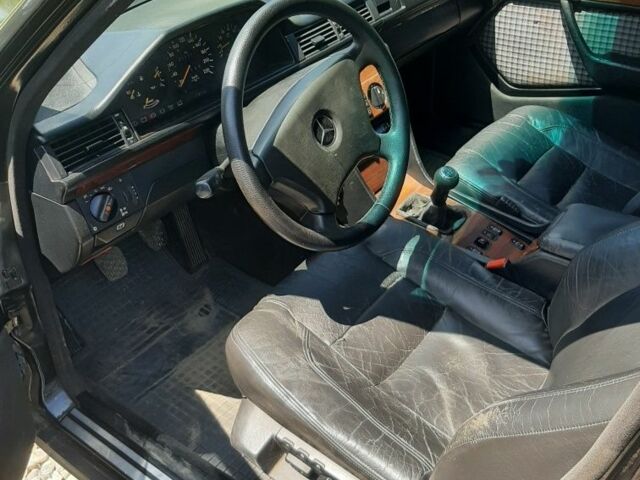 Черный Мерседес 200, объемом двигателя 2 л и пробегом 320 тыс. км за 2399 $, фото 5 на Automoto.ua