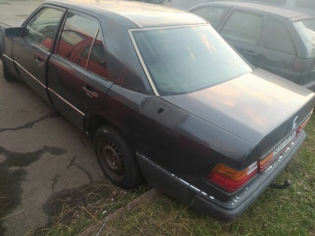 Черный Мерседес 200, объемом двигателя 0 л и пробегом 216 тыс. км за 600 $, фото 3 на Automoto.ua