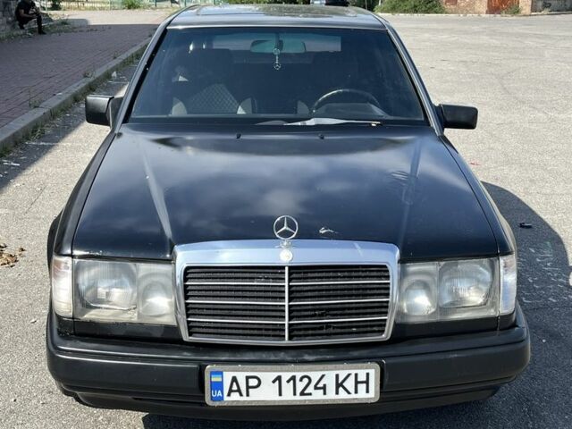 Черный Мерседес 200, объемом двигателя 2 л и пробегом 350 тыс. км за 2000 $, фото 1 на Automoto.ua