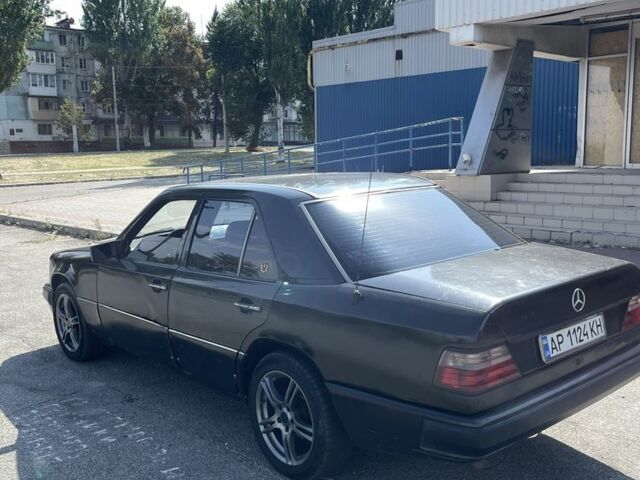 Черный Мерседес 200, объемом двигателя 2 л и пробегом 350 тыс. км за 2000 $, фото 3 на Automoto.ua