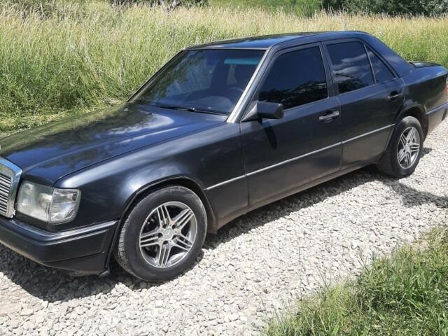 Черный Мерседес 200, объемом двигателя 2 л и пробегом 320 тыс. км за 2399 $, фото 7 на Automoto.ua