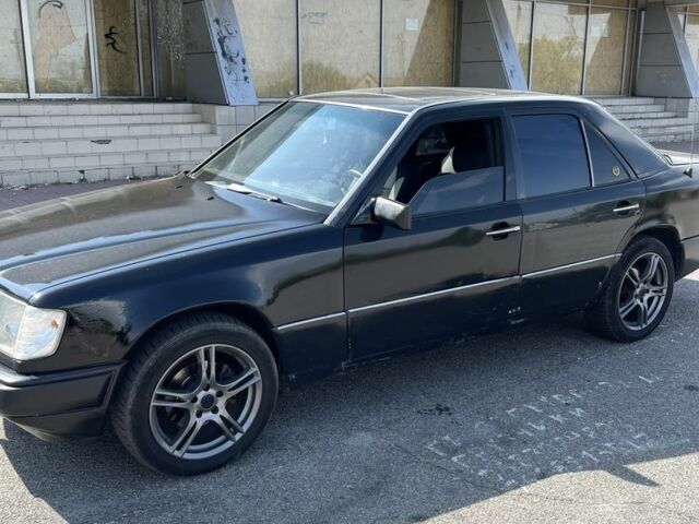 Черный Мерседес 200, объемом двигателя 2 л и пробегом 350 тыс. км за 2000 $, фото 2 на Automoto.ua