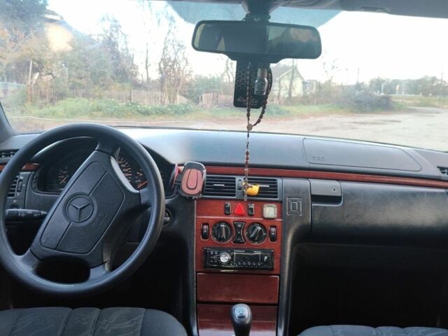 Черный Мерседес 200, объемом двигателя 2 л и пробегом 325 тыс. км за 1950 $, фото 6 на Automoto.ua