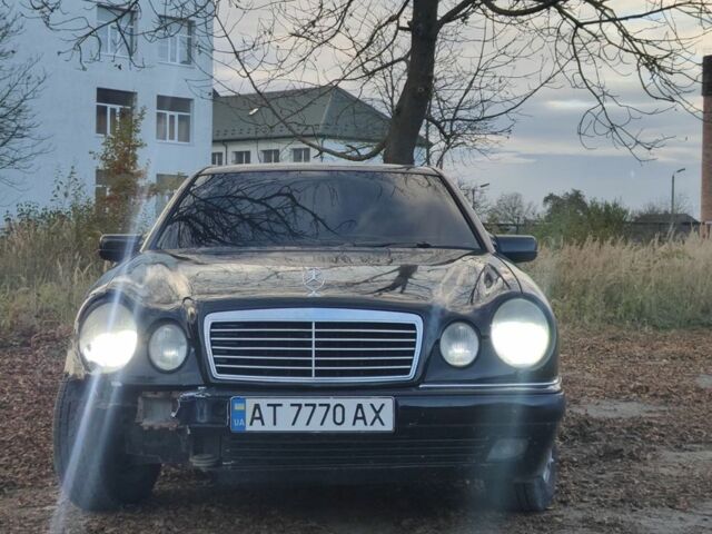 Черный Мерседес 200, объемом двигателя 2 л и пробегом 325 тыс. км за 1950 $, фото 3 на Automoto.ua