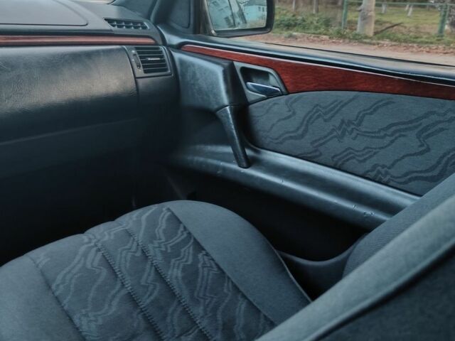 Черный Мерседес 200, объемом двигателя 2 л и пробегом 325 тыс. км за 1950 $, фото 7 на Automoto.ua