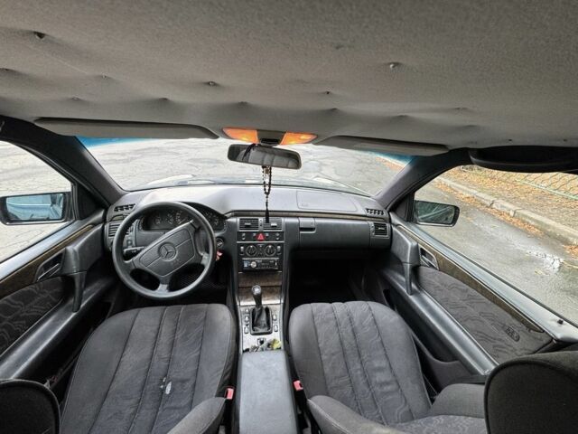 Чорний Мерседес 200, об'ємом двигуна 2 л та пробігом 346 тис. км за 2000 $, фото 7 на Automoto.ua