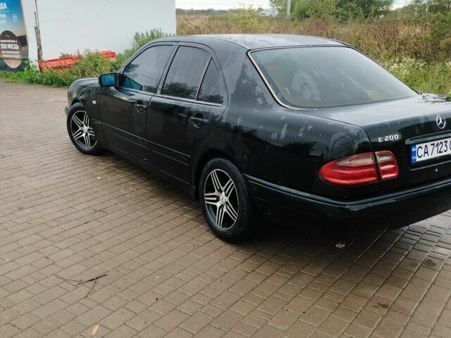 Черный Мерседес 200, объемом двигателя 2 л и пробегом 330 тыс. км за 2500 $, фото 4 на Automoto.ua
