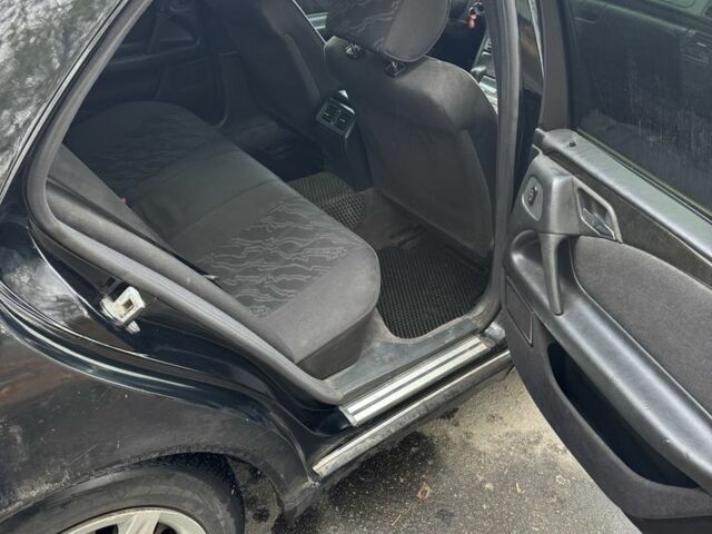 Чорний Мерседес 200, об'ємом двигуна 2 л та пробігом 346 тис. км за 2000 $, фото 5 на Automoto.ua