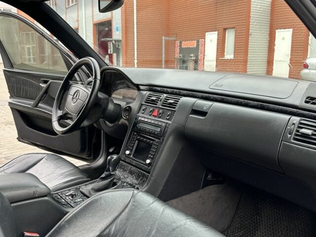 Черный Мерседес 200, объемом двигателя 2 л и пробегом 3 тыс. км за 5000 $, фото 9 на Automoto.ua