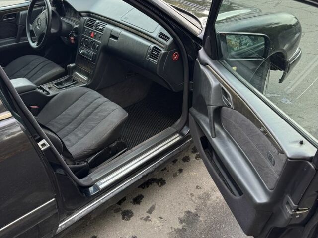 Чорний Мерседес 200, об'ємом двигуна 2 л та пробігом 346 тис. км за 2000 $, фото 4 на Automoto.ua