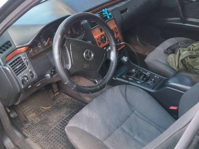 Черный Мерседес 200, объемом двигателя 2 л и пробегом 330 тыс. км за 2500 $, фото 7 на Automoto.ua