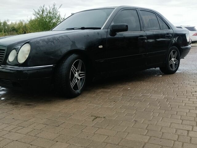 Черный Мерседес 200, объемом двигателя 2 л и пробегом 330 тыс. км за 2500 $, фото 2 на Automoto.ua