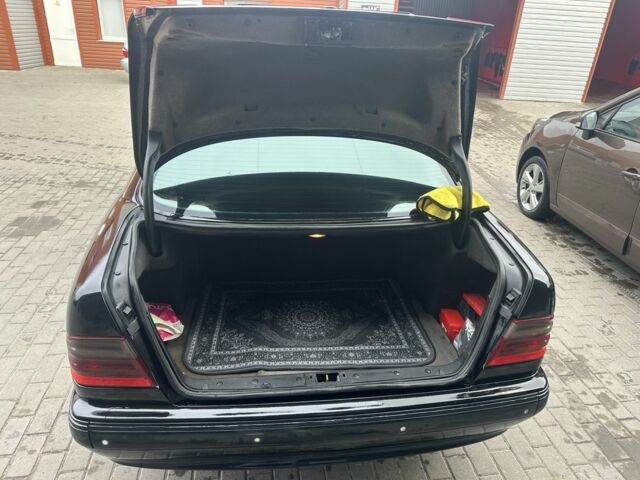 Черный Мерседес 200, объемом двигателя 2 л и пробегом 3 тыс. км за 5000 $, фото 4 на Automoto.ua