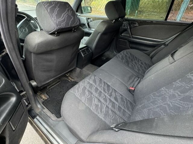 Чорний Мерседес 200, об'ємом двигуна 2 л та пробігом 346 тис. км за 2000 $, фото 6 на Automoto.ua