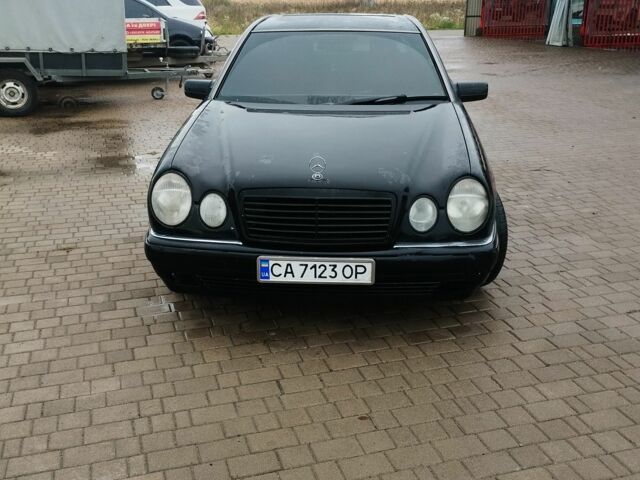 Черный Мерседес 200, объемом двигателя 2 л и пробегом 330 тыс. км за 2500 $, фото 3 на Automoto.ua