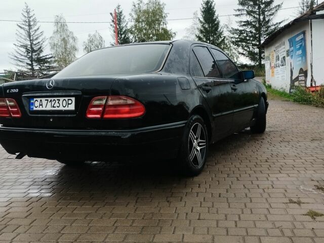Черный Мерседес 200, объемом двигателя 2 л и пробегом 330 тыс. км за 2500 $, фото 1 на Automoto.ua