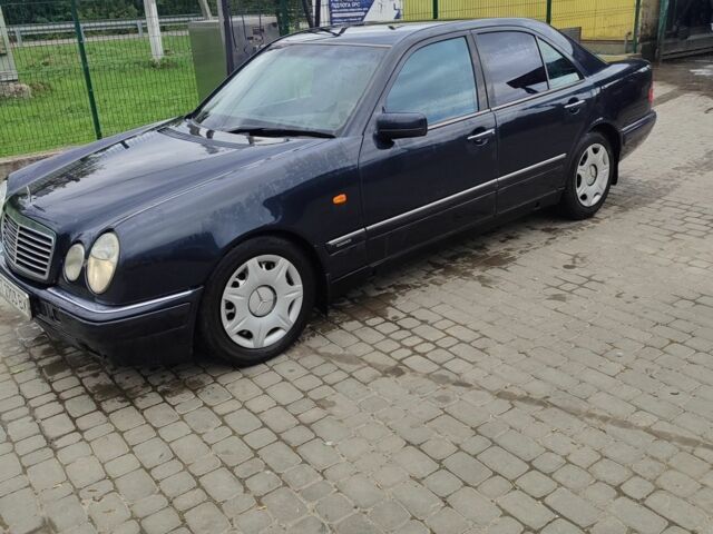 Черный Мерседес 200, объемом двигателя 2.2 л и пробегом 370 тыс. км за 2750 $, фото 1 на Automoto.ua