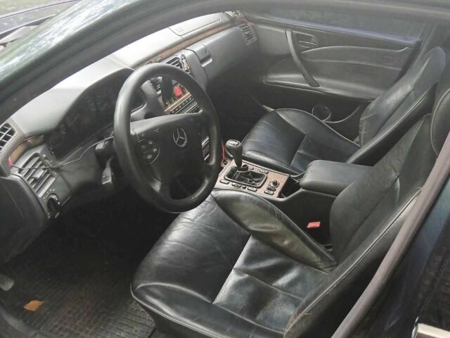 Черный Мерседес 200, объемом двигателя 2 л и пробегом 350 тыс. км за 2200 $, фото 1 на Automoto.ua