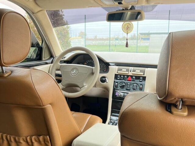 Черный Мерседес 200, объемом двигателя 2 л и пробегом 310 тыс. км за 5200 $, фото 6 на Automoto.ua