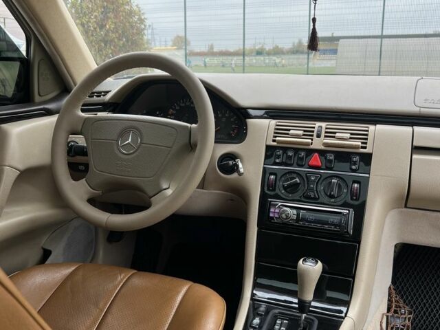 Черный Мерседес 200, объемом двигателя 2 л и пробегом 310 тыс. км за 5200 $, фото 5 на Automoto.ua