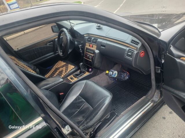 Черный Мерседес 200, объемом двигателя 2 л и пробегом 400 тыс. км за 2499 $, фото 6 на Automoto.ua