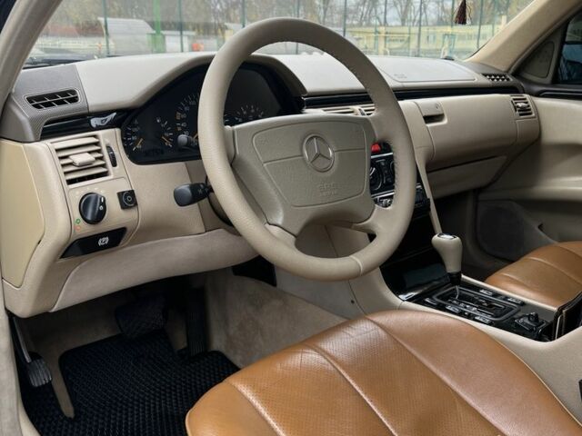 Черный Мерседес 200, объемом двигателя 2 л и пробегом 310 тыс. км за 5200 $, фото 3 на Automoto.ua