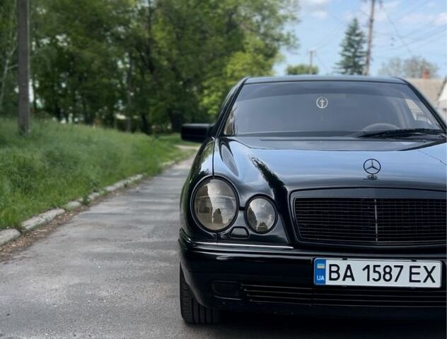 Черный Мерседес 200, объемом двигателя 2 л и пробегом 310 тыс. км за 5200 $, фото 10 на Automoto.ua