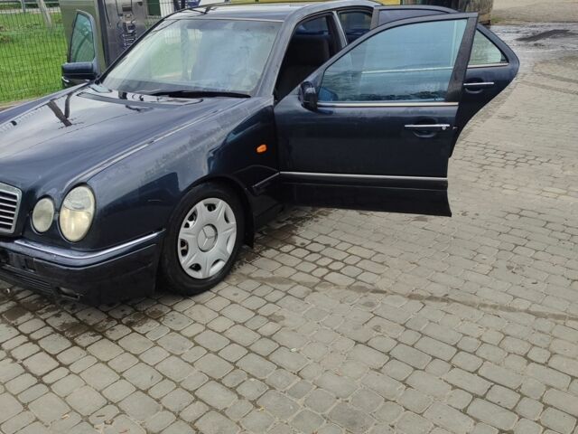 Черный Мерседес 200, объемом двигателя 2.2 л и пробегом 370 тыс. км за 2750 $, фото 5 на Automoto.ua