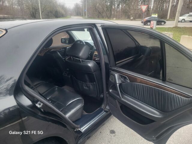 Черный Мерседес 200, объемом двигателя 2 л и пробегом 400 тыс. км за 2499 $, фото 5 на Automoto.ua