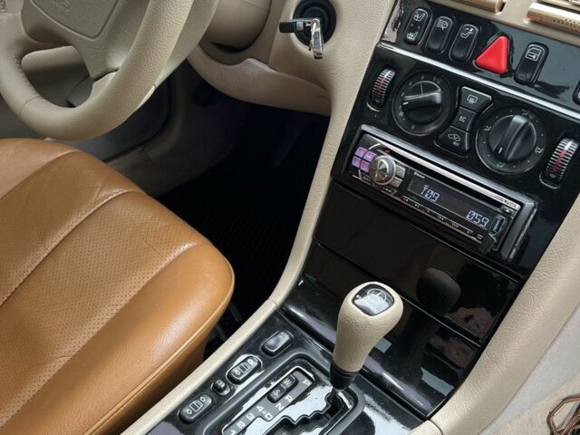 Черный Мерседес 200, объемом двигателя 2 л и пробегом 310 тыс. км за 5200 $, фото 4 на Automoto.ua