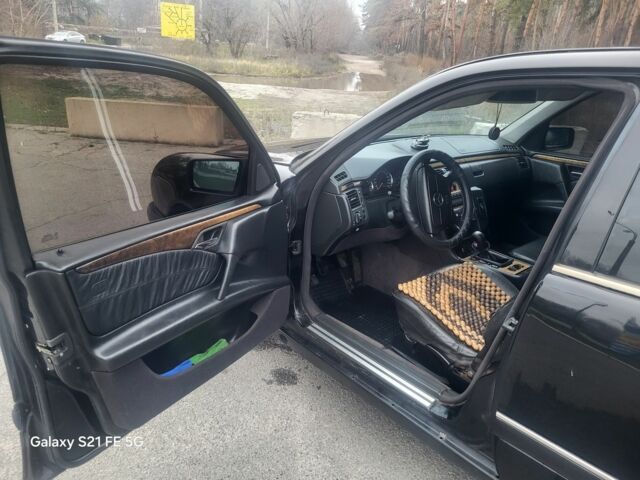 Черный Мерседес 200, объемом двигателя 2 л и пробегом 400 тыс. км за 2499 $, фото 7 на Automoto.ua