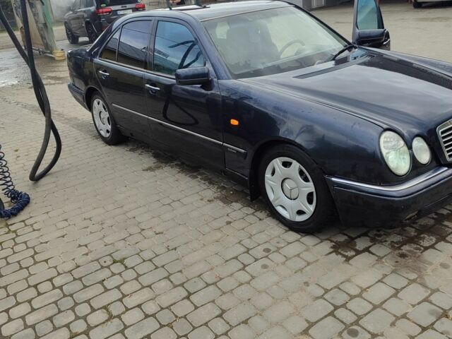 Черный Мерседес 200, объемом двигателя 2.2 л и пробегом 370 тыс. км за 2750 $, фото 2 на Automoto.ua