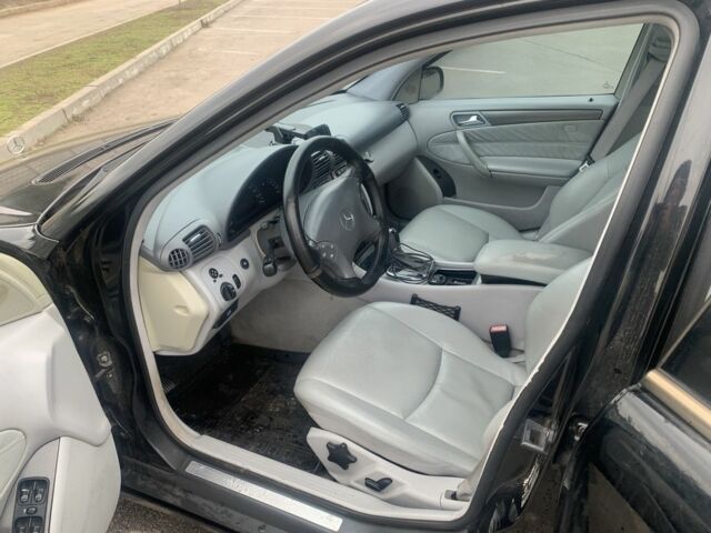 Черный Мерседес 200, объемом двигателя 2 л и пробегом 350 тыс. км за 3900 $, фото 2 на Automoto.ua