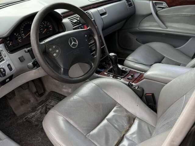 Чорний Мерседес 200, об'ємом двигуна 2 л та пробігом 328 тис. км за 3000 $, фото 6 на Automoto.ua