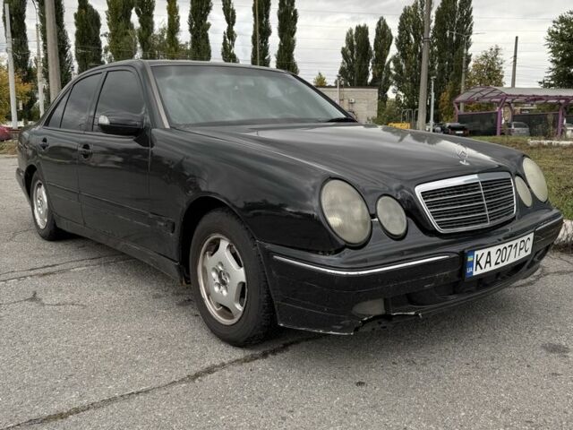 Чорний Мерседес 200, об'ємом двигуна 2 л та пробігом 328 тис. км за 3000 $, фото 2 на Automoto.ua