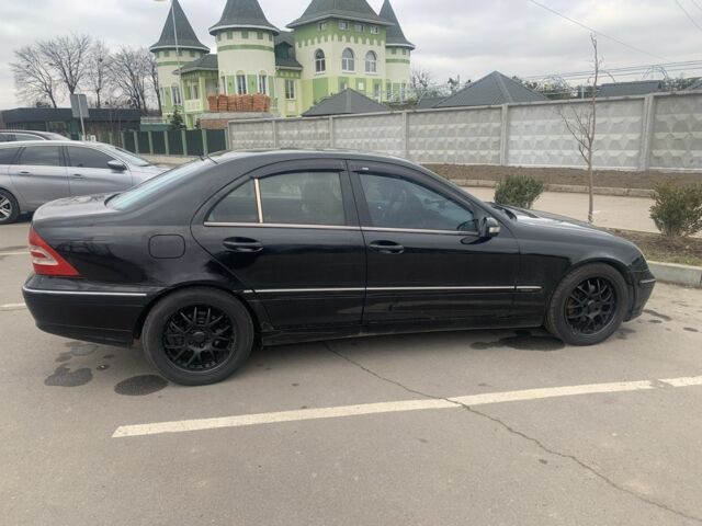 Черный Мерседес 200, объемом двигателя 2 л и пробегом 350 тыс. км за 3900 $, фото 5 на Automoto.ua