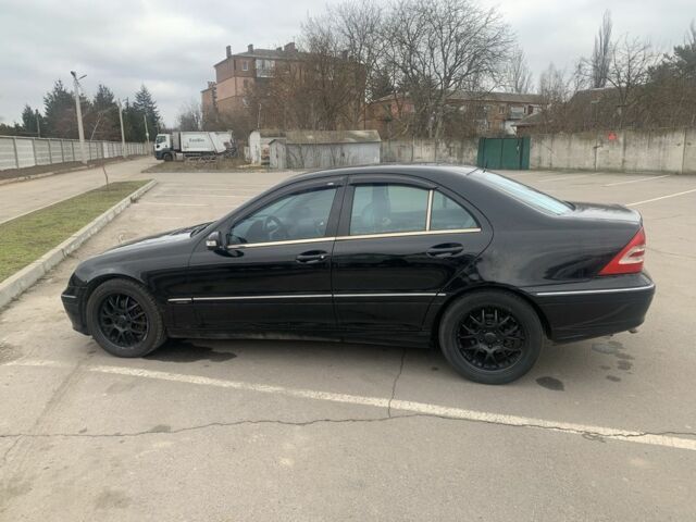 Черный Мерседес 200, объемом двигателя 2 л и пробегом 350 тыс. км за 3900 $, фото 4 на Automoto.ua