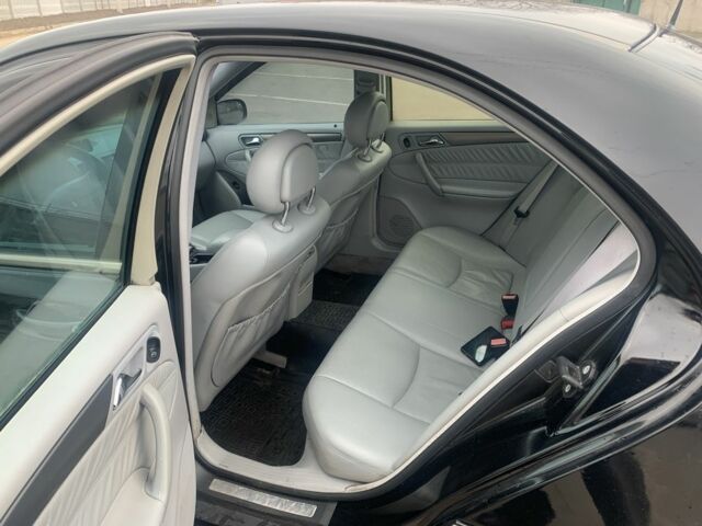 Черный Мерседес 200, объемом двигателя 2 л и пробегом 350 тыс. км за 3900 $, фото 3 на Automoto.ua