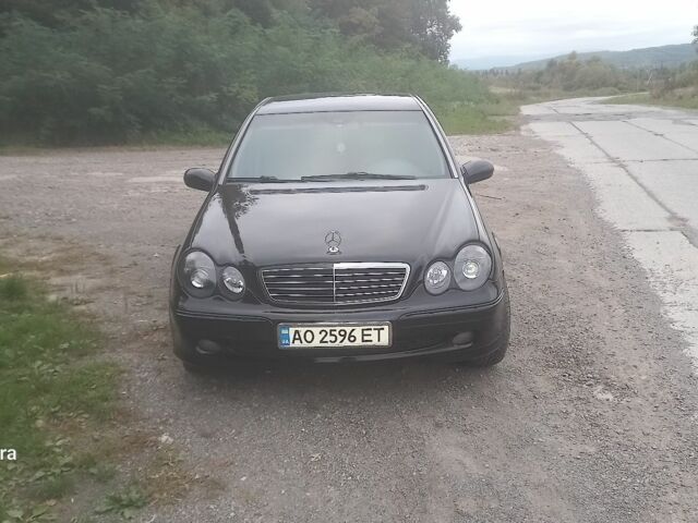 Чорний Мерседес 200, об'ємом двигуна 2 л та пробігом 385 тис. км за 3900 $, фото 1 на Automoto.ua