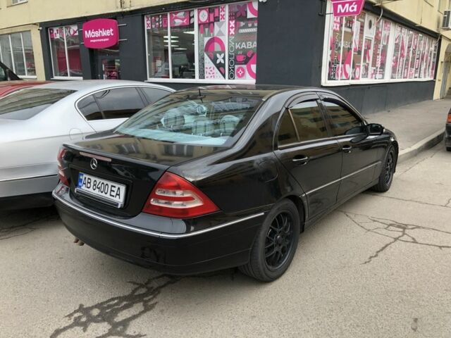 Черный Мерседес 200, объемом двигателя 2 л и пробегом 350 тыс. км за 3900 $, фото 1 на Automoto.ua