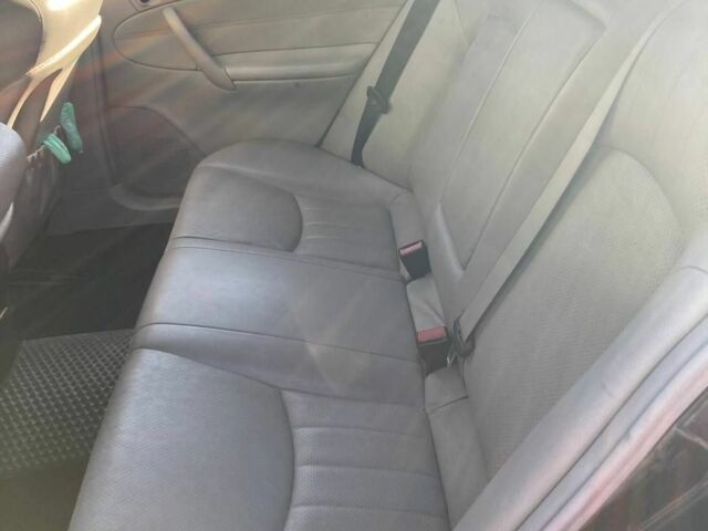 Черный Мерседес 200, объемом двигателя 2.2 л и пробегом 250 тыс. км за 3800 $, фото 6 на Automoto.ua