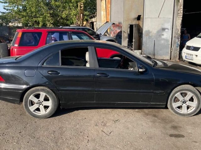 Черный Мерседес 200, объемом двигателя 2.2 л и пробегом 250 тыс. км за 3800 $, фото 7 на Automoto.ua