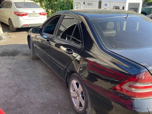 Черный Мерседес 200, объемом двигателя 2.2 л и пробегом 250 тыс. км за 3800 $, фото 3 на Automoto.ua